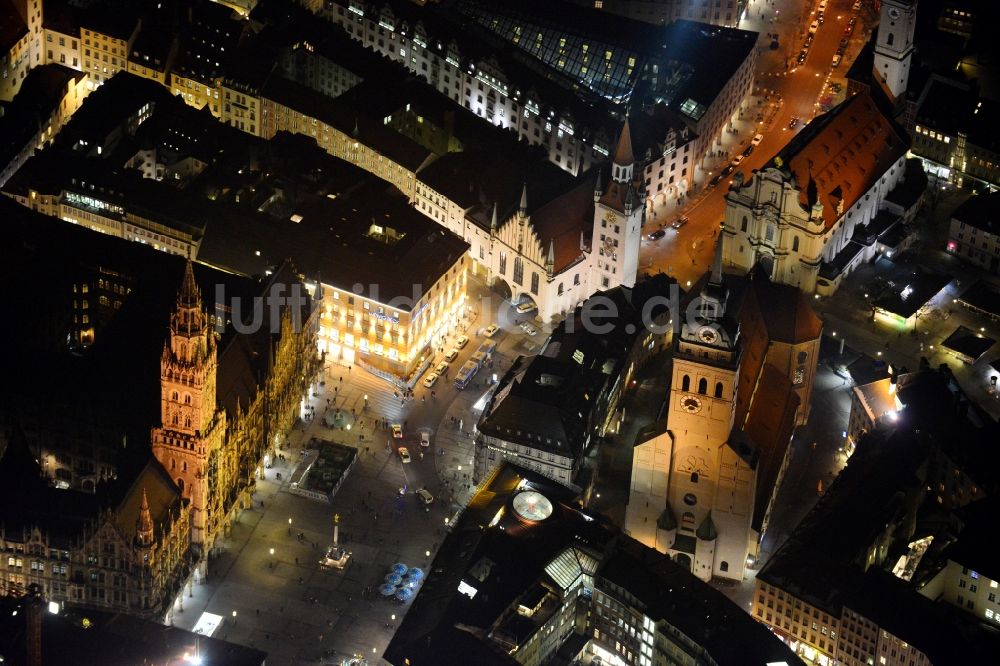München bei Nacht von oben - Nacht- Stadtansicht der Altstadt an der Frauen- Kirche am Neuen Rathaus im Zentrum der Landeshauptstadt München in Bayern