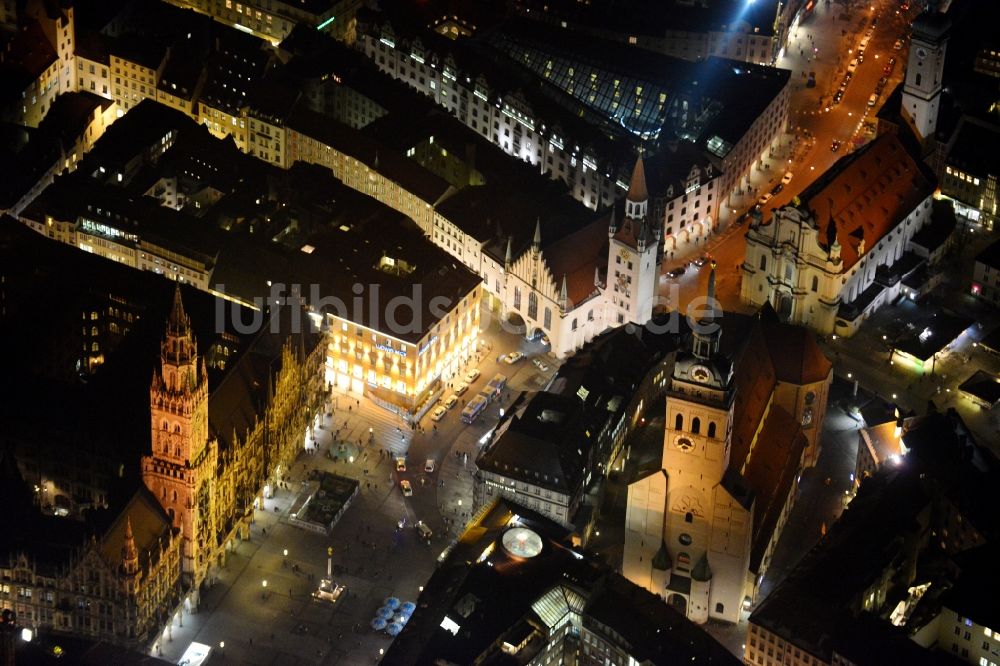 München bei Nacht aus der Vogelperspektive: Nacht- Stadtansicht der Altstadt an der Frauen- Kirche am Neuen Rathaus im Zentrum der Landeshauptstadt München in Bayern