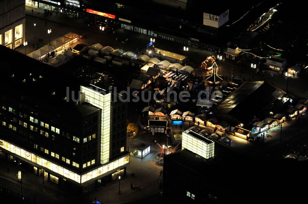 Nachtluftbild Berlin - Nachtansicht des Oktoberfestes am Alexanderplatz im Bezirk Mitte in Berlin