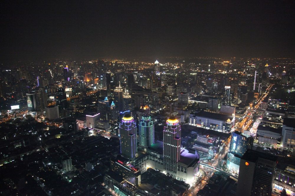 Nachtluftbild Bangkok - Nachtaufnahme der beleuchteten Dach- Kuppeln der Hochhaus- Türme des Pratunam-Einkaufcenters im Zentrum der Stadt Bangkok in Thailand