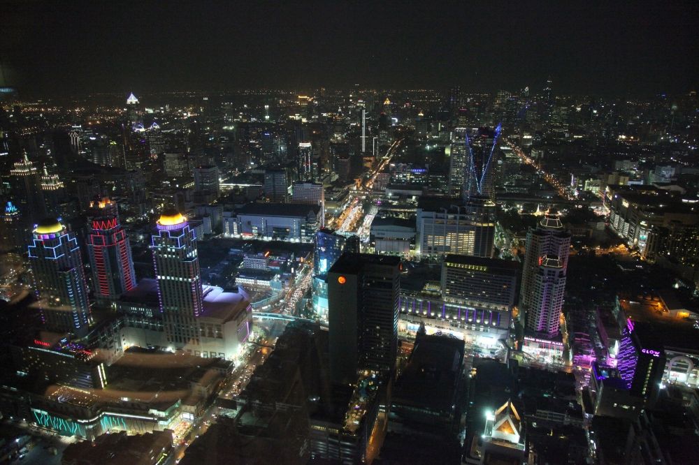 Bangkok bei Nacht aus der Vogelperspektive: Nachtaufnahme der beleuchteten Dach- Kuppeln der Hochhaus- Türme des Pratunam-Einkaufcenters im Zentrum der Stadt Bangkok in Thailand