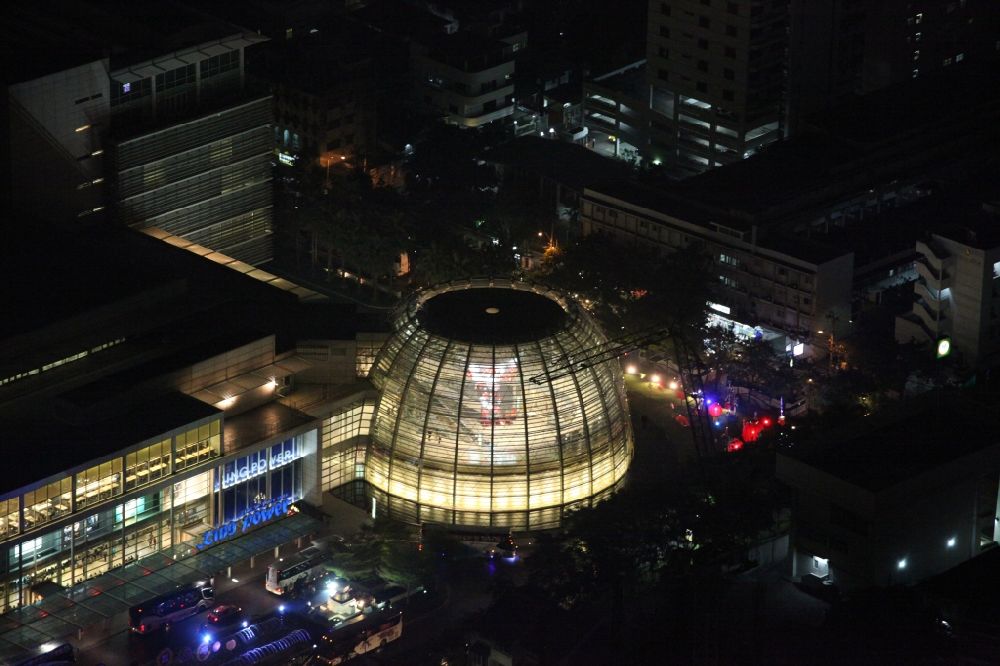 Bangkok bei Nacht von oben - Nachtaufnahme der beleuchteten Kuppel des Einkaufszentrums King Power Glass Dome in Bangkok in Thailand
