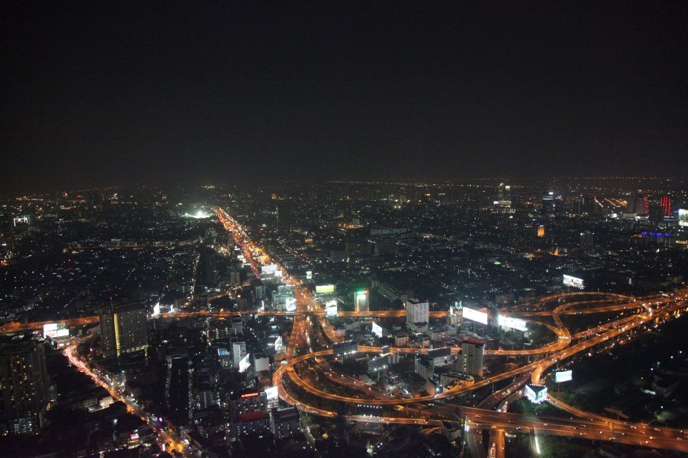 Bangkok bei Nacht von oben - Nachtaufnahme der beleuchteten Stadtautobahnführung am Zentrum der Stadt Bangkok in Thailand