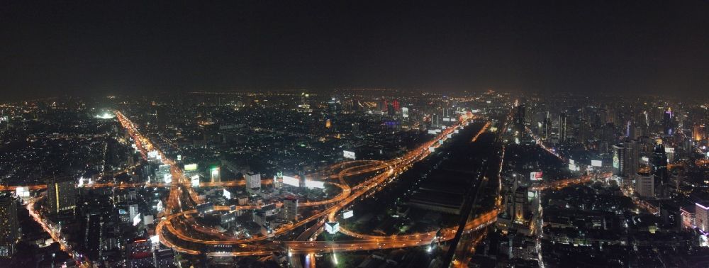 Bangkok bei Nacht aus der Vogelperspektive: Nachtaufnahme der beleuchteten Stadtautobahnführung am Zentrum der Stadt Bangkok in Thailand