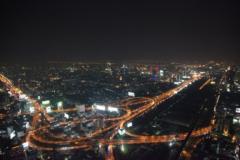 Nacht-Luftaufnahme Bangkok - Nachtaufnahme der beleuchteten Stadtautobahnführung am Zentrum der Stadt Bangkok in Thailand