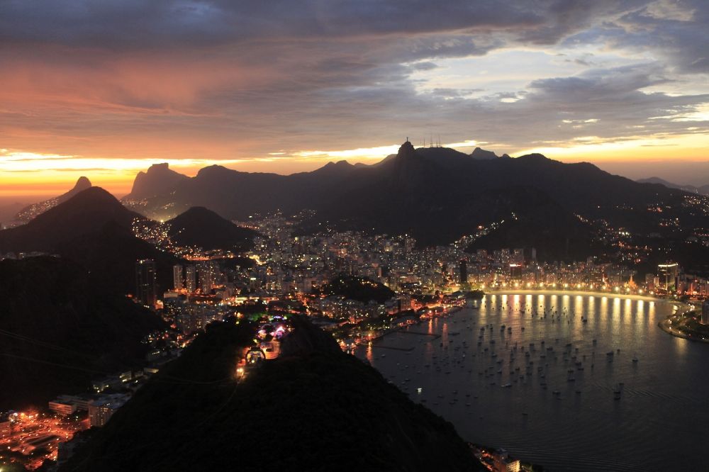 Rio de Janeiro bei Nacht aus der Vogelperspektive: Nachtaufnahme der Stadteile Botafogo, Flamengo und Gloria in Rio de Janeiro in Brasilien in Rio de Janeiro in Brasilien