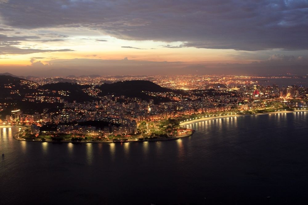 Nacht-Luftaufnahme Rio de Janeiro - Nachtaufnahme der Stadteile Botafogo, Flamengo und Gloria in Rio de Janeiro in Brasilien in Rio de Janeiro in Brasilien