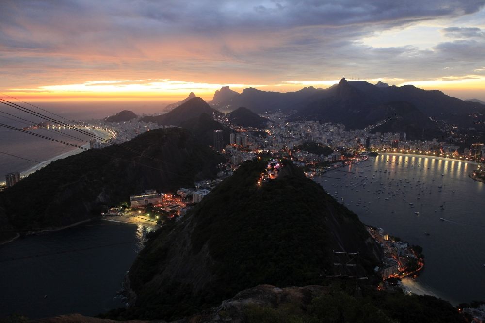Rio de Janeiro bei Nacht von oben - Nachtaufnahme der Stadteile Botafogo, Flamengo und Gloria in Rio de Janeiro in Brasilien in Rio de Janeiro in Brasilien