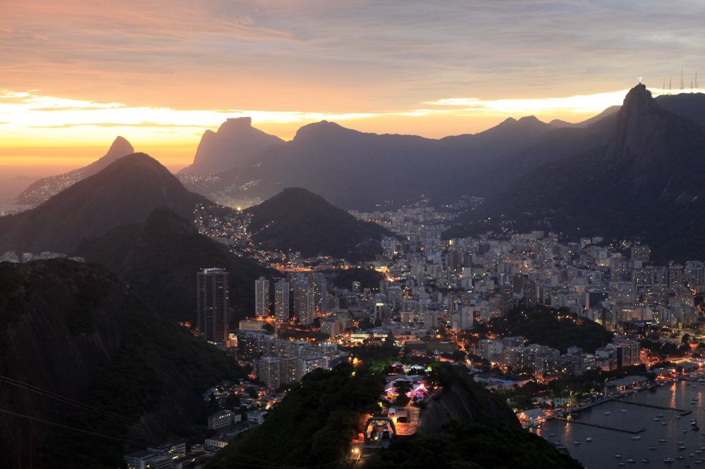 Rio de Janeiro bei Nacht aus der Vogelperspektive: Nachtaufnahme der Stadteile Botafogo, Flamengo und Gloria in Rio de Janeiro in Brasilien in Rio de Janeiro in Brasilien