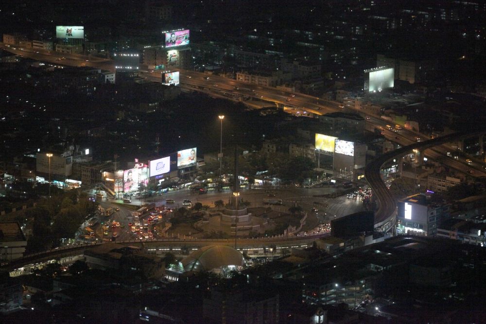 Nacht-Luftaufnahme Bangkok - Nachtaufnahme des Victory-Monument im Zentrum der Stadt Bangkok in Thailand