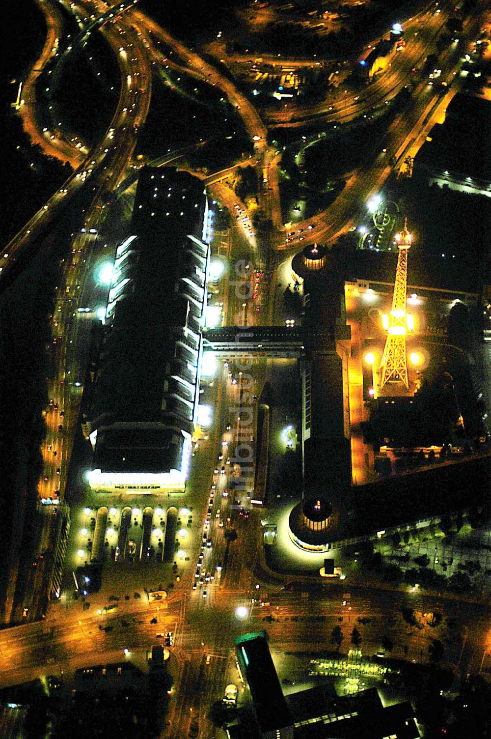 Nacht-Luftaufnahme Berlin - Nachtflug über den Berliner Funkturm