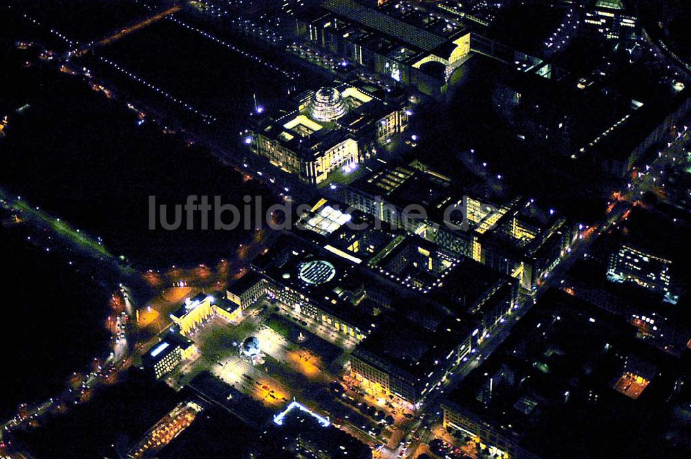 Nacht-Luftaufnahme Berlin - Nachtflug über das Brandenburger Tor