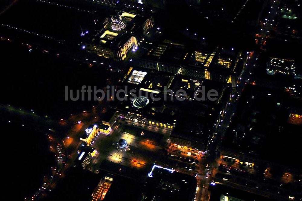 Berlin bei Nacht von oben - Nachtflug über das Brandenburger Tor