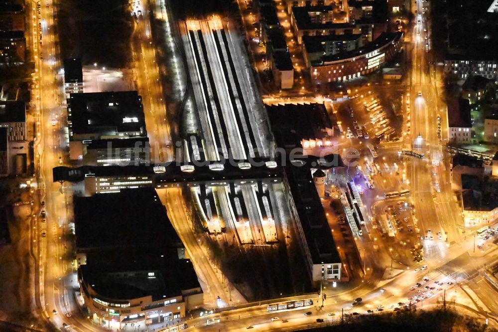 Potsdam bei Nacht aus der Vogelperspektive: Nachtlauftbild vom Hauptbahnhof in Potsdam im Bundesland Brandenburg