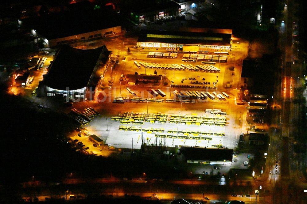Nacht-Luftaufnahme Berlin - Nachtluftbild Nahverkehrs- und Bus- Depot der Städtischen Verkehrsbetriebe im Ortsteil Weißensee in Berlin, Deutschland