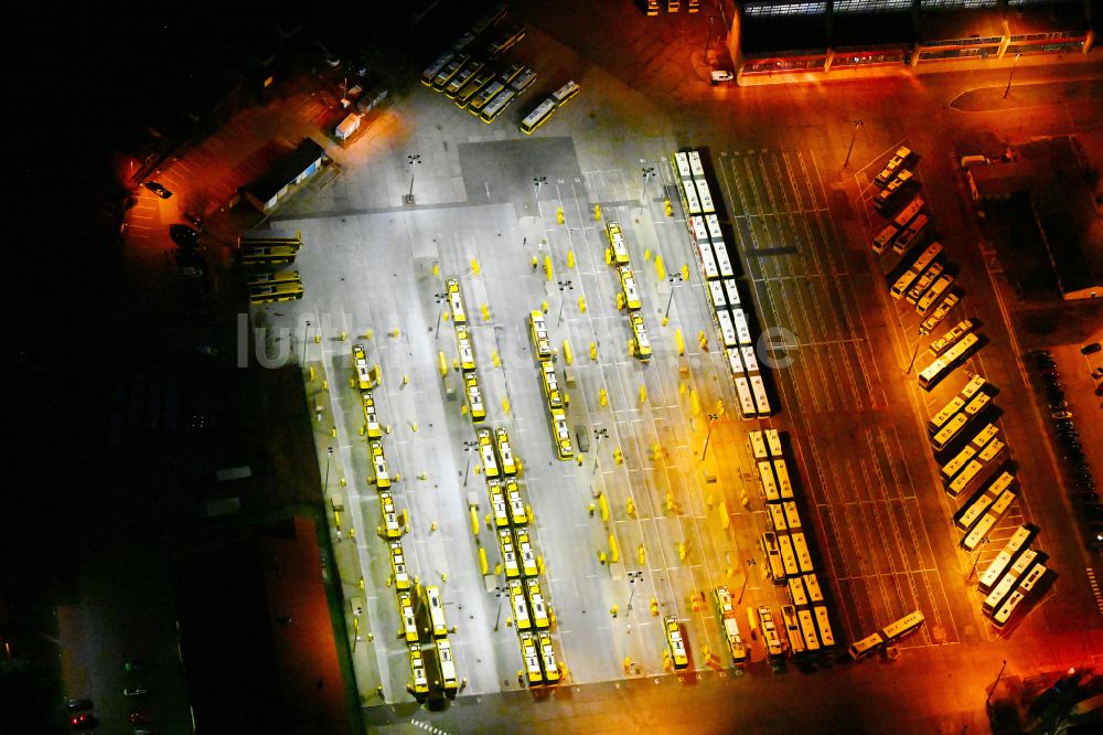Nacht-Luftaufnahme Berlin - Nachtluftbild Nahverkehrs- und Bus- Depot der Städtischen Verkehrsbetriebe im Ortsteil Weißensee in Berlin, Deutschland