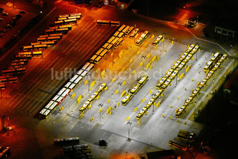 Nachtluftbild Berlin - Nachtluftbild Nahverkehrs- und Bus- Depot der Städtischen Verkehrsbetriebe im Ortsteil Weißensee in Berlin, Deutschland