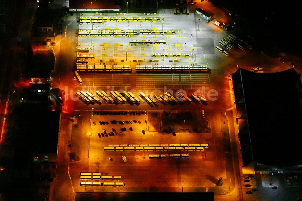 Nachtluftbild Berlin - Nachtluftbild Nahverkehrs- und Bus- Depot der Städtischen Verkehrsbetriebe im Ortsteil Weißensee in Berlin, Deutschland