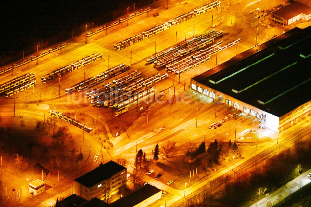 Nachtluftbild Berlin - Nachtluftbild Nahverkehrs- und Tram- Straßenbahn- Depot der Städtischen Verkehrsbetriebe BVG Betriebshof Marzahn im Ortsteil Marzahn in Berlin, Deutschland