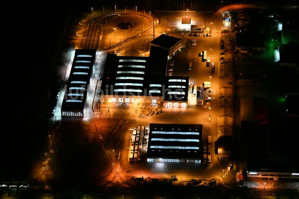 Nachtluftbild Jena - Nachtluftbild Nahverkehrs- und Tram- Straßenbahn- Depot der Städtischen Verkehrsbetriebe Jenaer Nahverkehr GmbH in Jena im Bundesland Thüringen, Deutschland