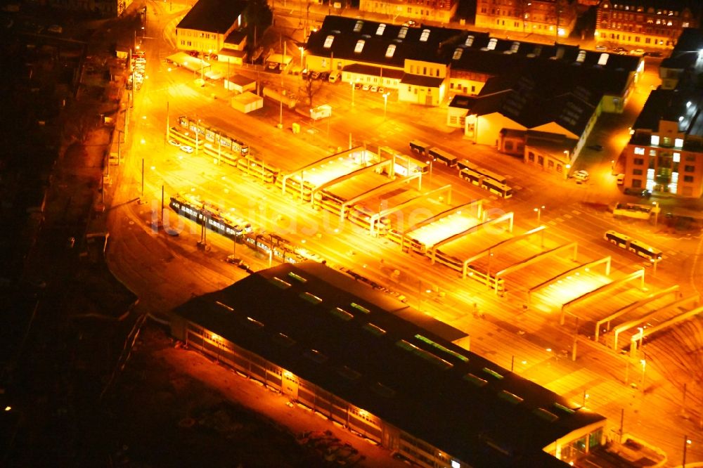 Nachtluftbild Dresden - Nachtluftbild Nahverkehrs- und Tram- Straßenbahn- Depot der Städtischen Verkehrsbetriebe im Ortsteil Pieschen in Dresden im Bundesland Sachsen, Deutschland
