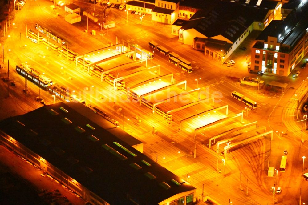 Nacht-Luftaufnahme Dresden - Nachtluftbild Nahverkehrs- und Tram- Straßenbahn- Depot der Städtischen Verkehrsbetriebe im Ortsteil Pieschen in Dresden im Bundesland Sachsen, Deutschland
