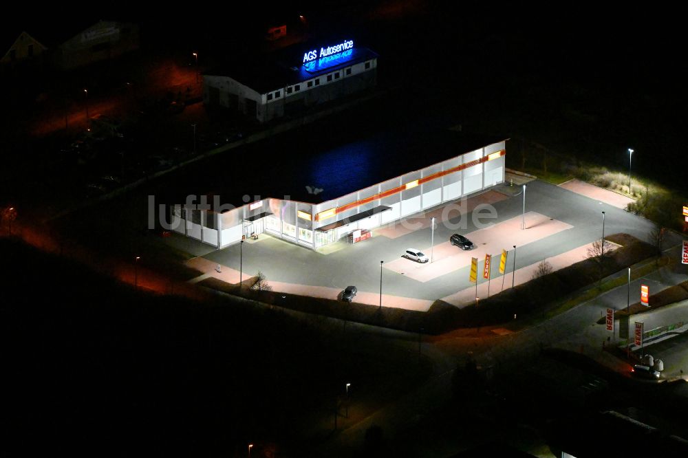 Bürgel bei Nacht aus der Vogelperspektive: Nachtluftbild Nahversorgungszentrum in Bürgel im Bundesland Thüringen, Deutschland