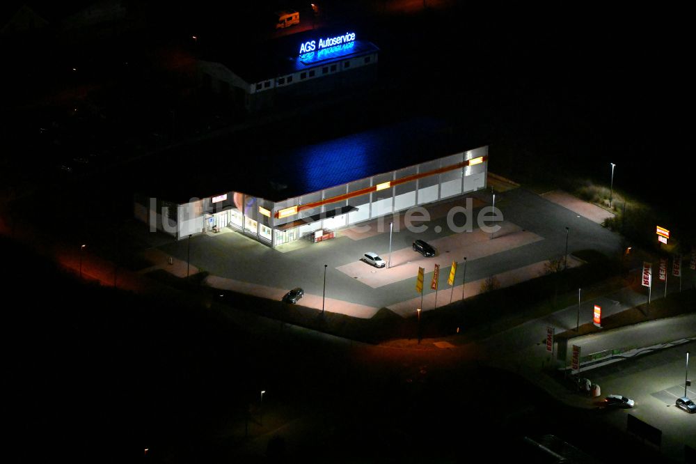 Nacht-Luftaufnahme Bürgel - Nachtluftbild Nahversorgungszentrum in Bürgel im Bundesland Thüringen, Deutschland
