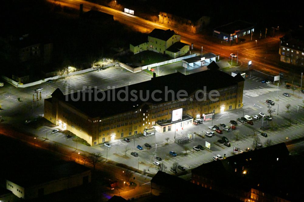 Bitterfeld bei Nacht aus der Vogelperspektive: Nachtluftbild Nahversorgungszentrum KAUFLAND in Bitterfeld im Bundesland Sachsen-Anhalt, Deutschland
