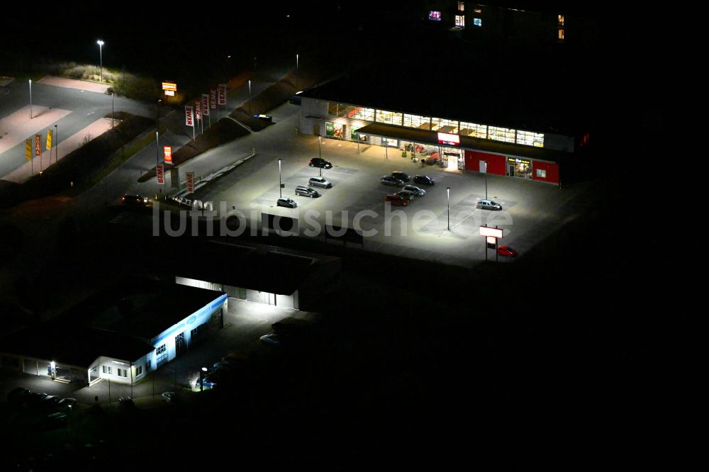 Nachtluftbild Bürgel - Nachtluftbild Nahversorgungszentrum REWE in Bürgel im Bundesland Thüringen, Deutschland