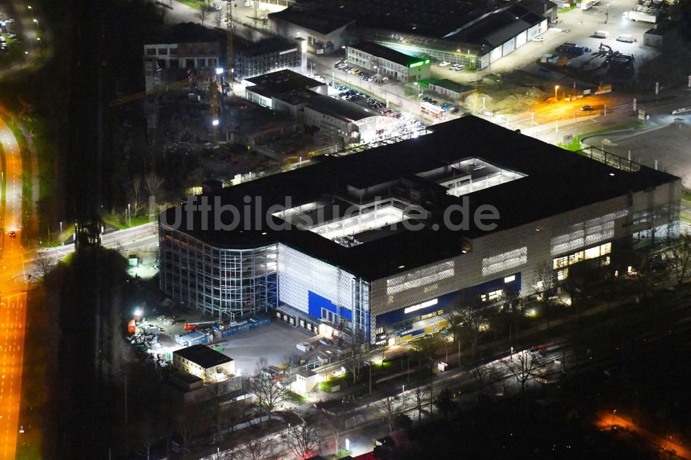 Karlsruhe bei Nacht aus der Vogelperspektive: Nachtluftbild Neubau- Baustelle Einrichtungshaus - Möbelmarkt in Karlsruhe im Bundesland Baden-Württemberg, Deutschland