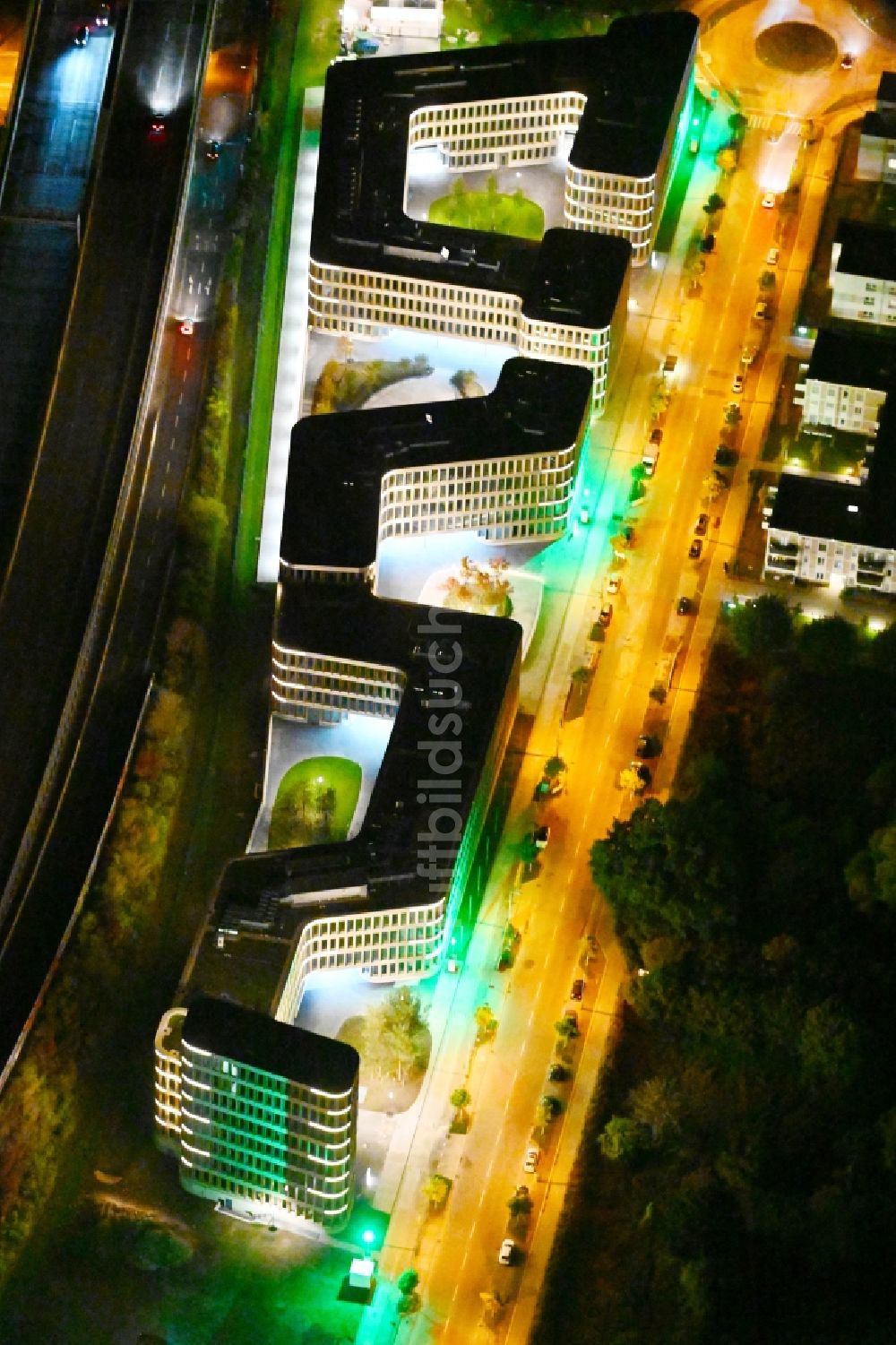 Berlin bei Nacht aus der Vogelperspektive: Nachtluftbild Neubau eines Büro- und Geschäftshauses Brain Box Berlin in Berlin-Adlershof, Deutschland