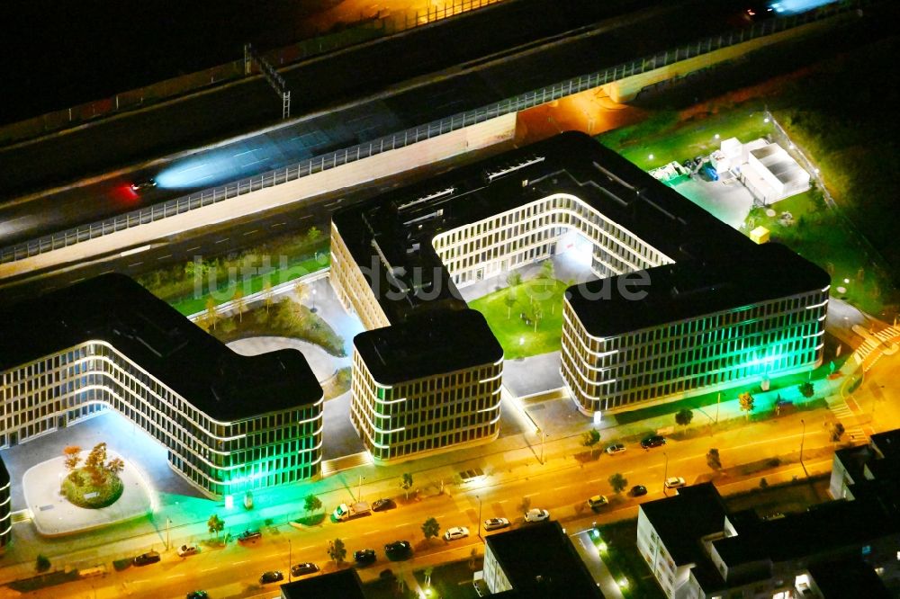 Nachtluftbild Berlin - Nachtluftbild Neubau eines Büro- und Geschäftshauses Brain Box Berlin in Berlin-Adlershof, Deutschland
