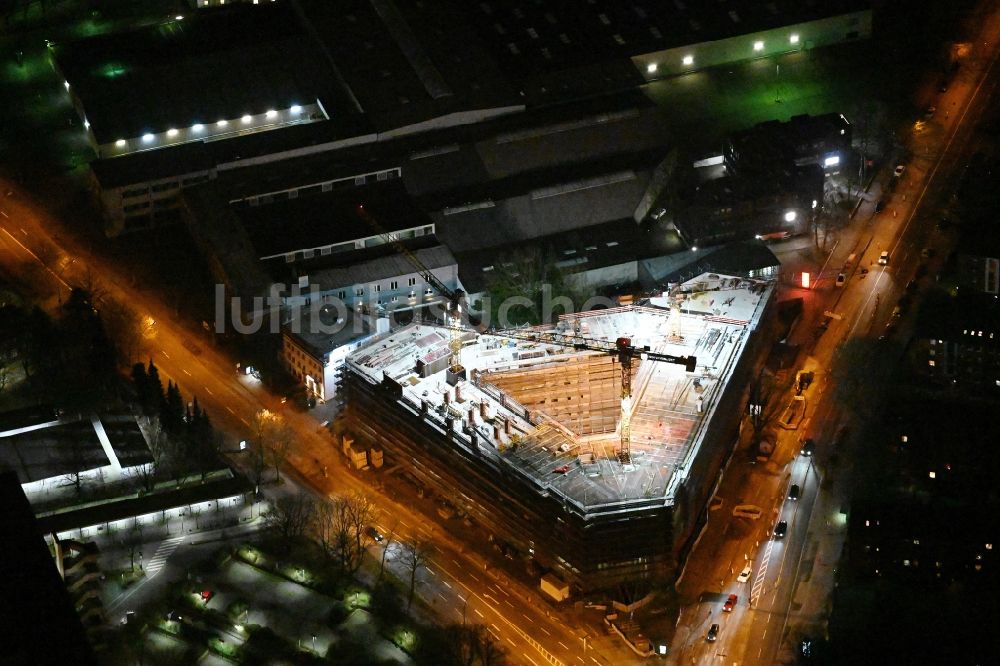 Hamburg bei Nacht aus der Vogelperspektive: Nachtluftbild Neubau eines Büro- und Geschäftshauses an der Bramfelder Spitze in Hamburg, Deutschland