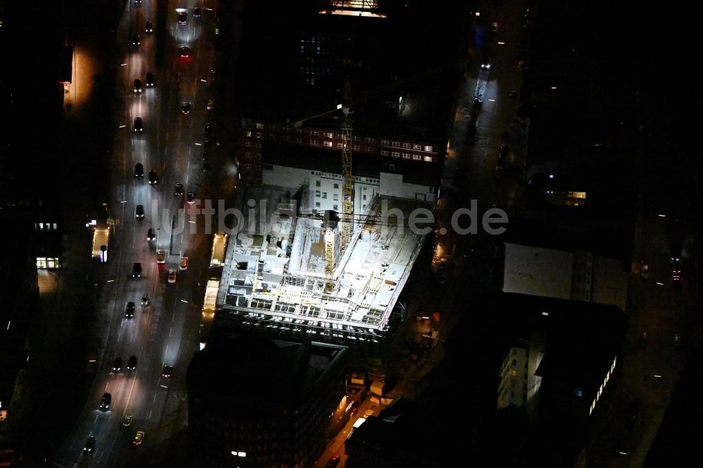 Hamburg bei Nacht aus der Vogelperspektive: Nachtluftbild Neubau eines Büro- und Geschäftshauses EDGE ElbSide im Elbbrückenquartier in Hamburg, Deutschland