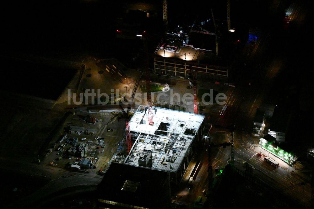 Nacht-Luftaufnahme Hamburg - Nachtluftbild Neubau eines Büro- und Geschäftshauses EDGE ElbSide im Elbbrückenquartier in Hamburg, Deutschland