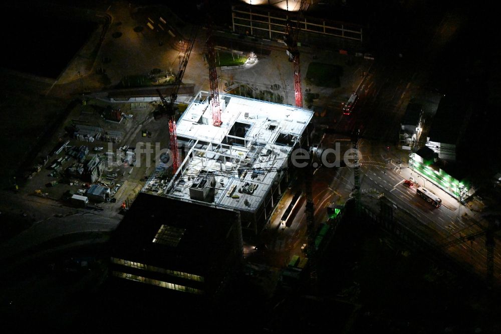 Hamburg bei Nacht von oben - Nachtluftbild Neubau eines Büro- und Geschäftshauses EDGE ElbSide im Elbbrückenquartier in Hamburg, Deutschland