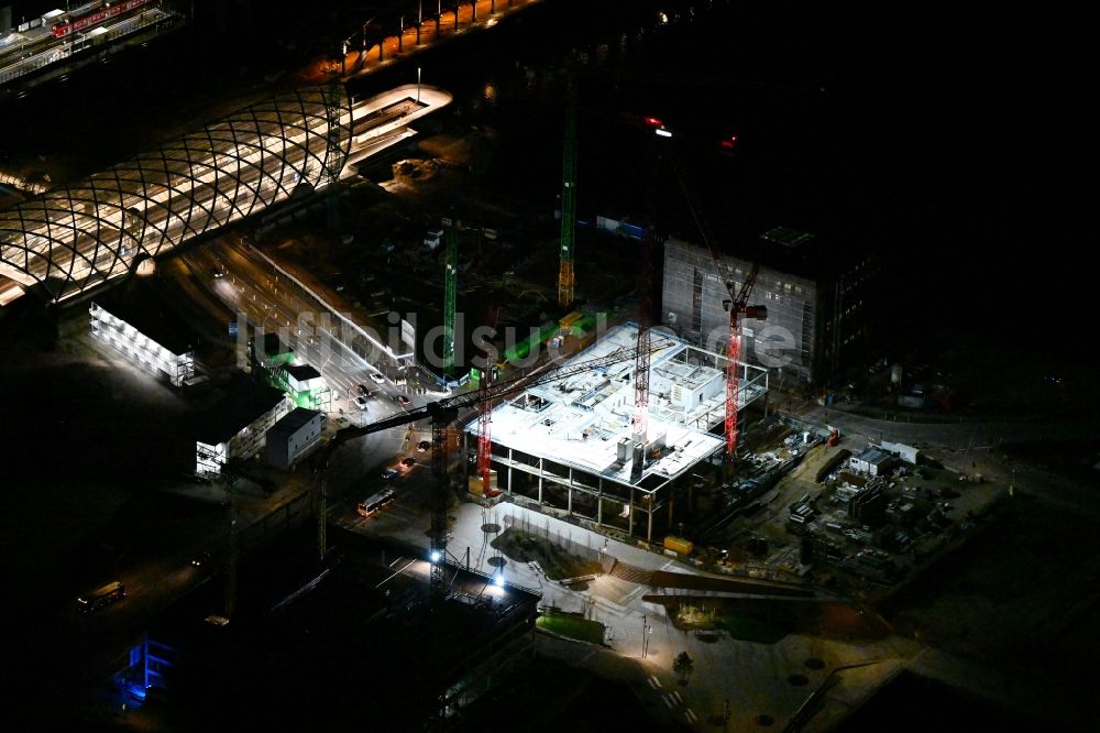 Hamburg bei Nacht aus der Vogelperspektive: Nachtluftbild Neubau eines Büro- und Geschäftshauses EDGE ElbSide im Elbbrückenquartier in Hamburg, Deutschland