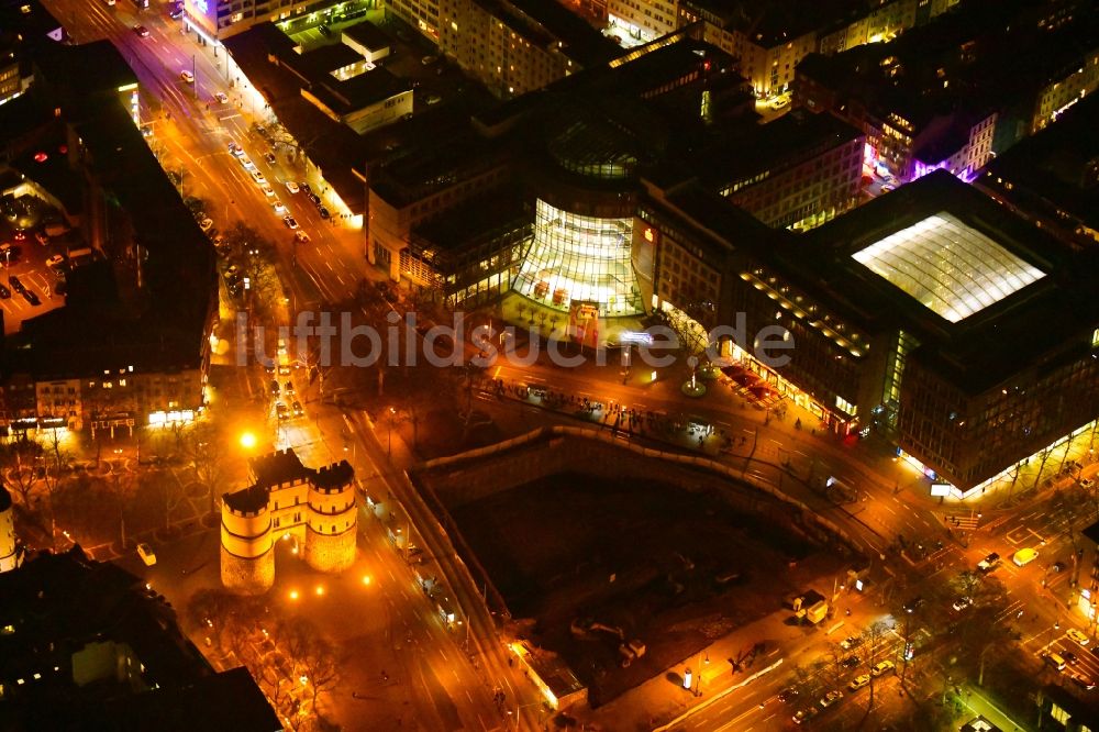 Nachtluftbild Köln - Nachtluftbild Neubau eines Büro- und Geschäftshauses an der Hahnentorburg in Köln im Bundesland Nordrhein-Westfalen, Deutschland
