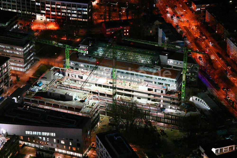 Nacht-Luftaufnahme München - Nachtluftbild Neubau eines Büro- und Geschäftshauses i4 im iCampus in München im Bundesland Bayern, Deutschland