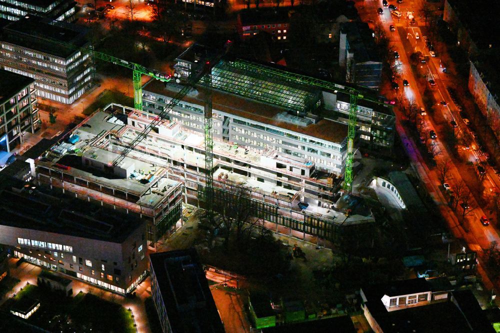 München bei Nacht von oben - Nachtluftbild Neubau eines Büro- und Geschäftshauses i4 im iCampus in München im Bundesland Bayern, Deutschland