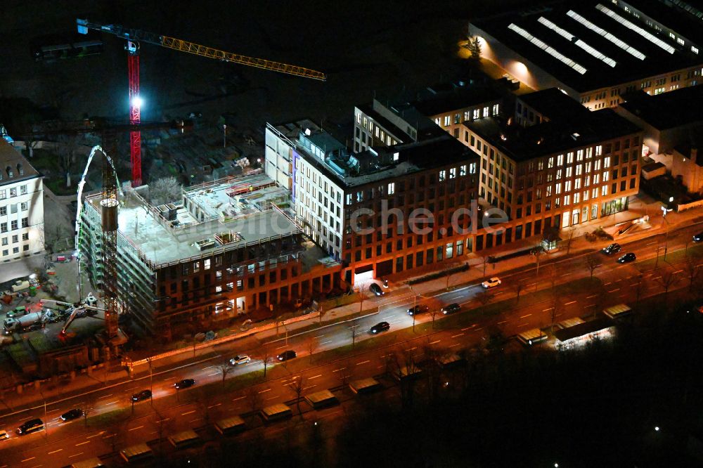 München bei Nacht aus der Vogelperspektive: Nachtluftbild Neubau eines Büro- und Geschäftshauses in München im Bundesland Bayern, Deutschland