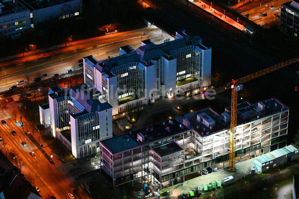 Nachtluftbild München - Nachtluftbild Neubau eines Büro- und Geschäftshauses H29 im Münchener Westend in München im Bundesland Bayern, Deutschland