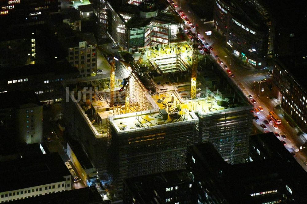 Hamburg bei Nacht von oben - Nachtluftbild Neubau eines Büro- und Geschäftshauses der Olympus Campus in Hamburg, Deutschland