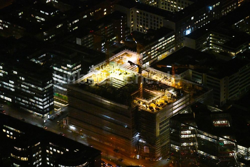 Hamburg bei Nacht aus der Vogelperspektive: Nachtluftbild Neubau eines Büro- und Geschäftshauses der Olympus Campus in Hamburg, Deutschland
