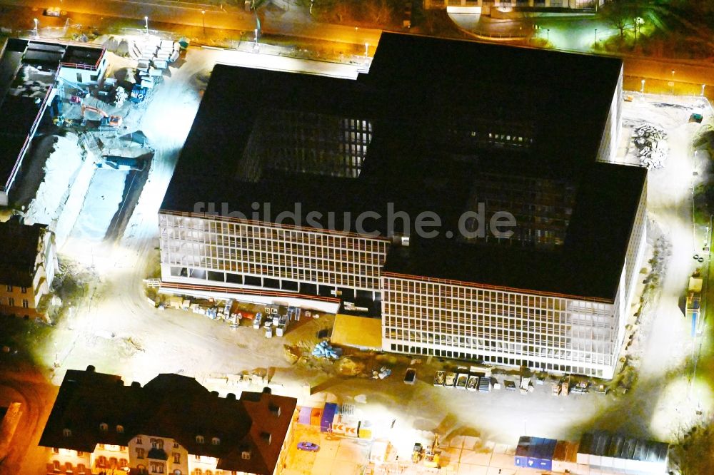 Potsdam bei Nacht aus der Vogelperspektive: Nachtluftbild Neubau des Bundespolizeipräsidium am Horstweg in Potsdam im Bundesland Brandenburg, Deutschland