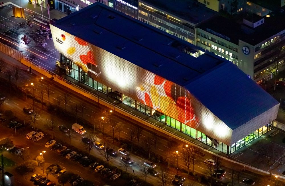 Dortmund bei Nacht aus der Vogelperspektive: Nachtluftbild Neubau des Deutschen Fußballmuseums in Dortmund im Bundesland Nordrhein-Westfalen
