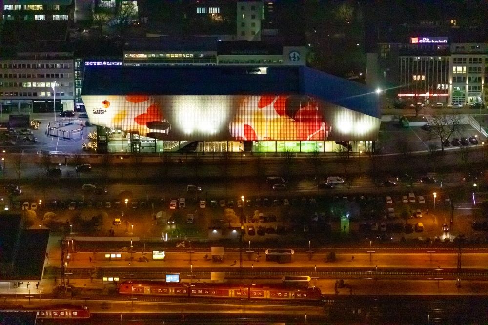 Dortmund bei Nacht von oben - Nachtluftbild Neubau des Deutschen Fußballmuseums in Dortmund im Bundesland Nordrhein-Westfalen
