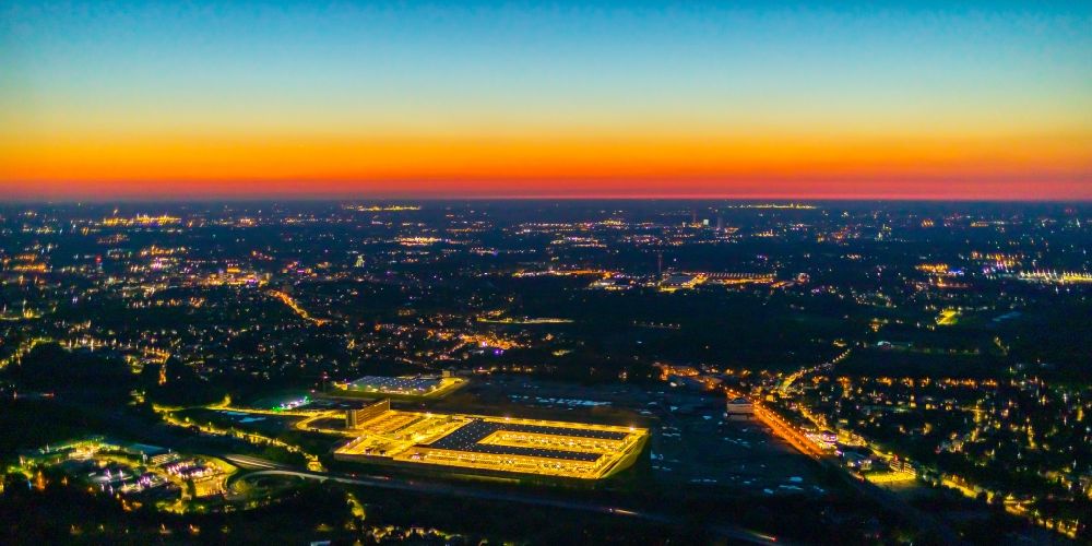 Bochum bei Nacht von oben - Nachtluftbild Neubau eines DHL- Hub- Gebäudekomplexes auf dem Gelände des Logistikzentrums im Entwicklungsgebiet MARK 51°7 in Bochum im Bundesland Nordrhein-Westfalen, Deutschland