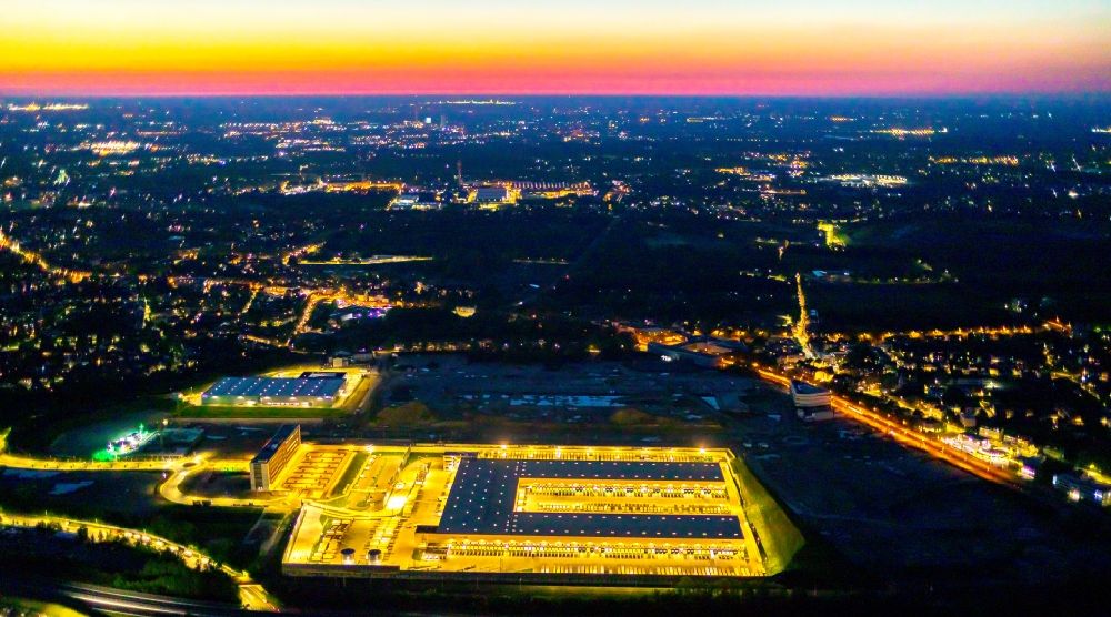 Bochum bei Nacht von oben - Nachtluftbild Neubau eines DHL- Hub- Gebäudekomplexes auf dem Gelände des Logistikzentrums im Entwicklungsgebiet MARK 51°7 in Bochum im Bundesland Nordrhein-Westfalen, Deutschland